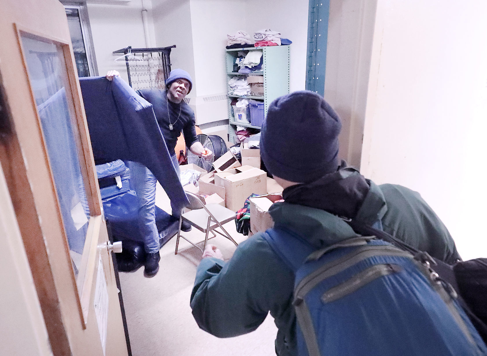 Men's shelter - handing out mat